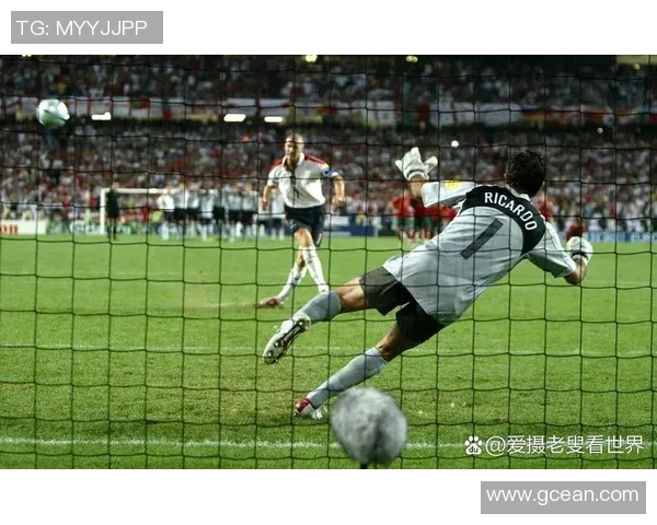 足球巨星感人告别瞬间跪地致敬球迷的动人时刻回顾